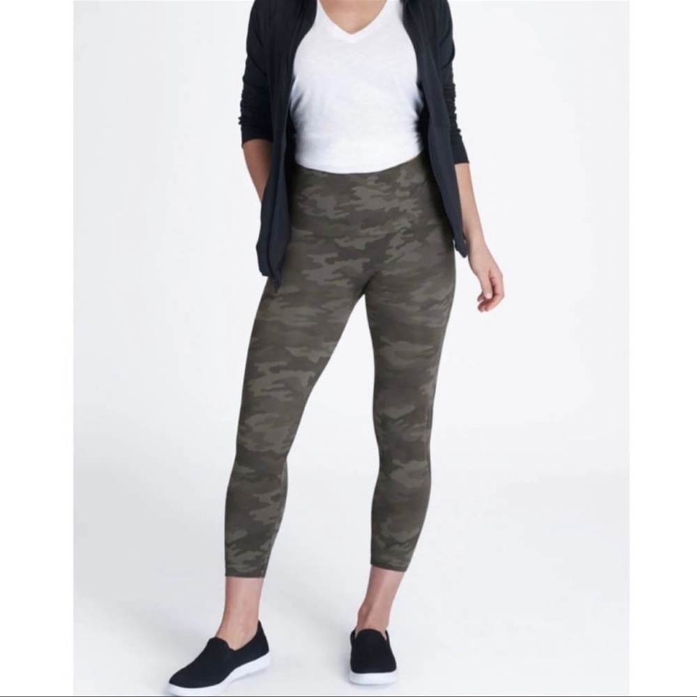 Spanx Look At Me Now Seamless Green Camo Cropped Leggings Size M
